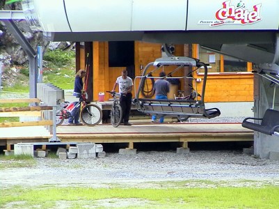 Mountain bikers at Plaine Dranse